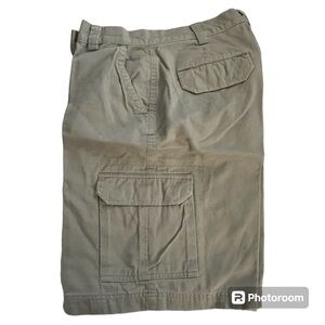 High Sierra Men’s khaki cargo shorts 36
